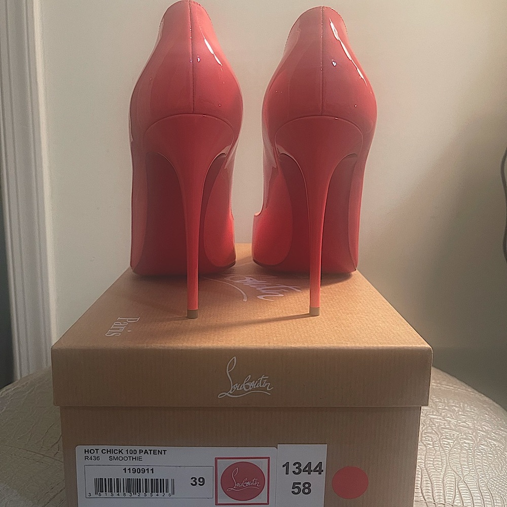 Authentic** Christian Louboutin Hot Chick 100 Patent Smoothie Pink size 39